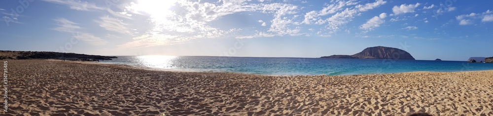 Playa de Las Conchas en la isla de La Graciosa Playa de Las Conchas en la isla de La Graciosa