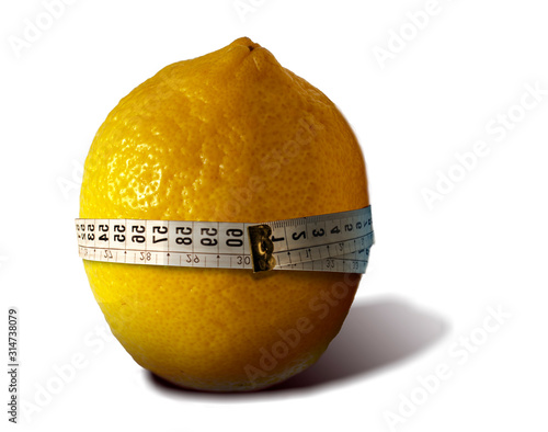 A lemon surrounded by a centimeter-long ribbon on a white background.