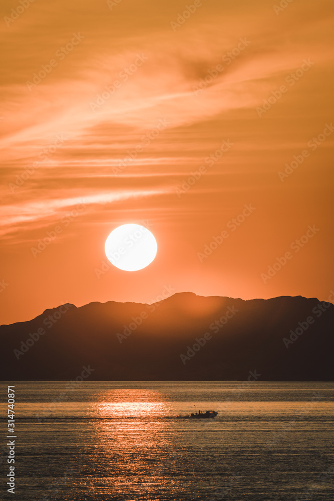 Naklejka premium Beautiful Sunset with mountains and icebergs. Arctic circle and ocean. Sunrise horizon with pink sky during midnight sun.