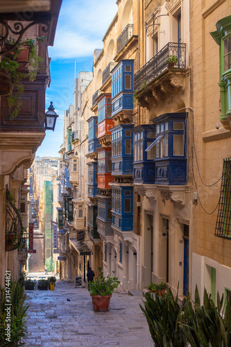 Fototapeta Naklejka Na Ścianę i Meble -  colorful windows and balcony on an old street in Valetta, Malta