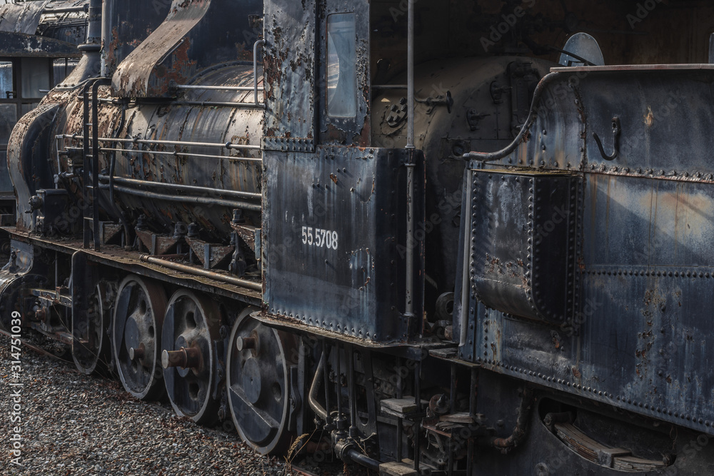 Naklejka premium rostiger triebwagen mit vielen nieten