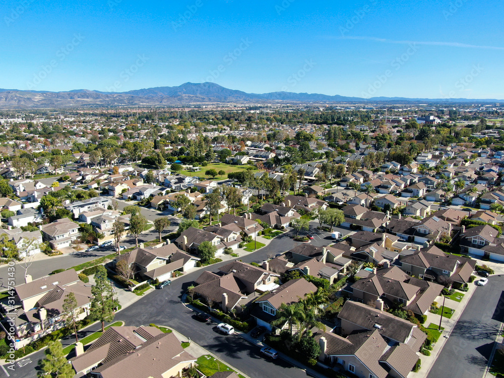 Φωτογραφία Aerial view of residential suburban packed homes neighborhood during blue sky da