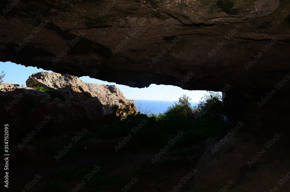vista al mar desde dentro de la cueva en ibiza