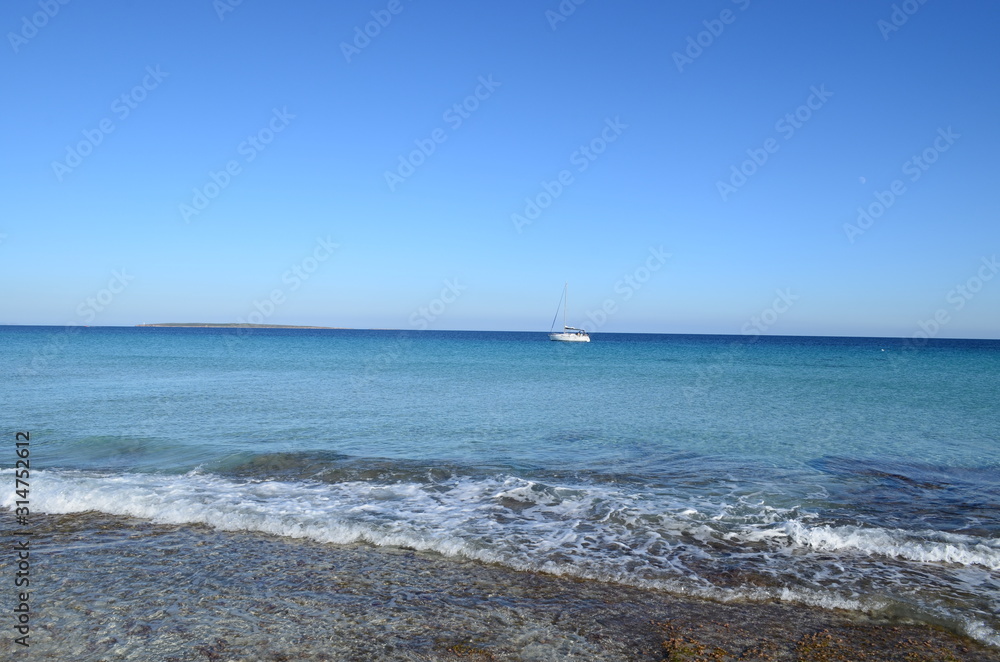 velero blsanco en las tranquilas aguas del mar mediterraneo en ibiza velero blsanco en las tranquilas aguas del mar mediterraneo en ibiza