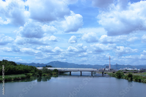 京都 桂川から見た白い雲