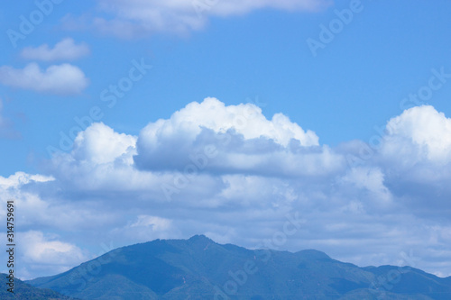 京都 白い雲と愛宕山