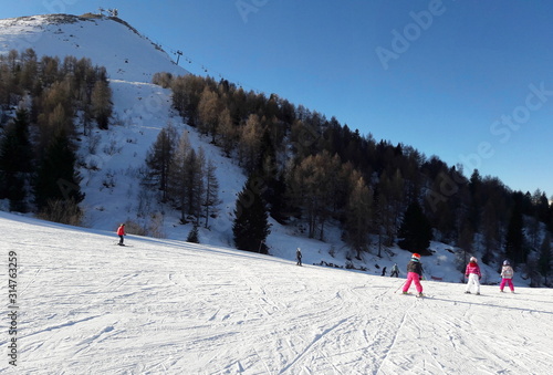 Settimana bianca in montagna - sciare photo