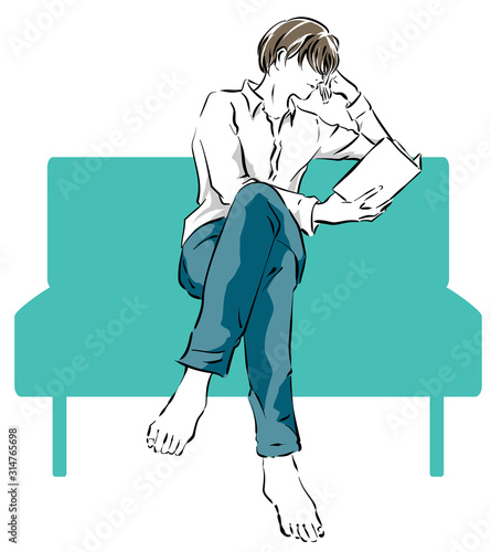 片肘をついて読む男性