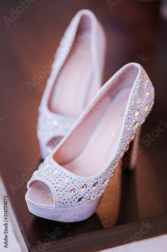 The shoes or high heels used by the bride during the wedding ceremony.