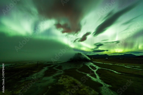 Foto Aurora Borealis (Northern Lights) above geothermal volcanic vents in Hveravellir