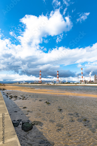 四日市コンビナート 磯津海岸から望む塩浜エリアの工場風景