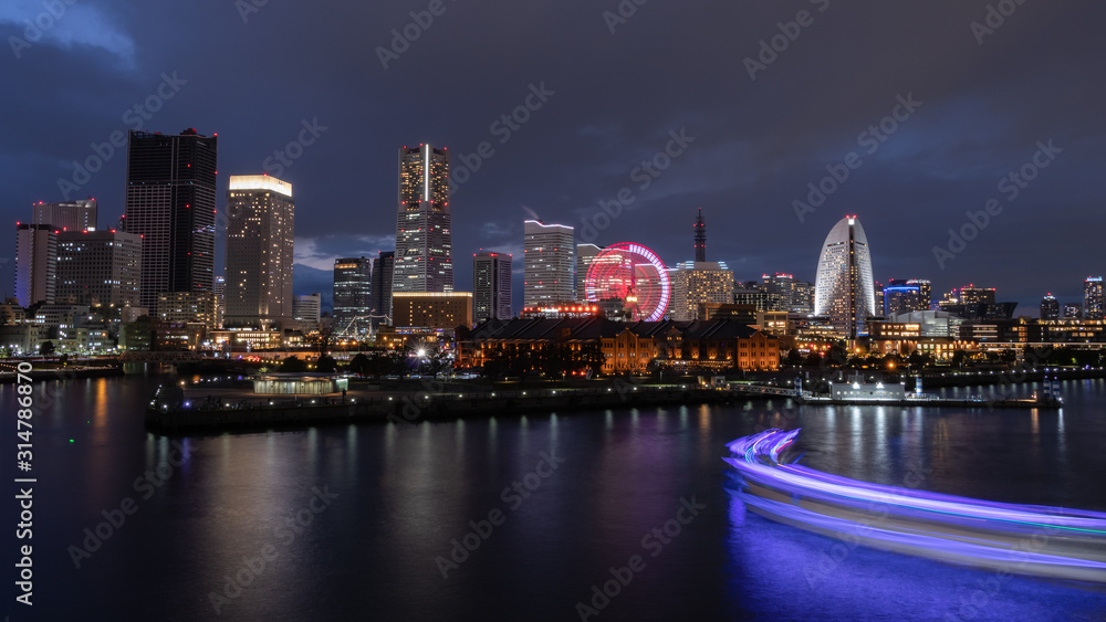 Fototapeta premium ２０２０年、横浜大さん橋から見たみなとみらいの夜景と船の光跡