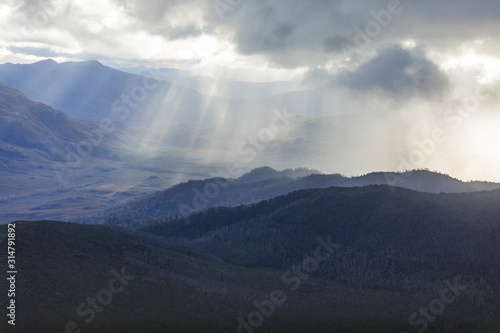 Fototapeta Naklejka Na Ścianę i Meble -  Heavenly light over dramatic mountains in Tasmania, Australia