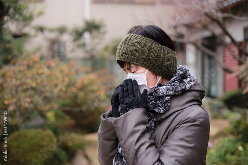 Obraz na płótnie middle aged woman wearing a mask and catching a cold w salonie