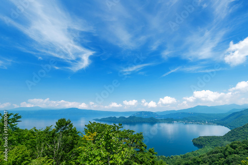 【青森県十和田湖】夏の十和田湖：紫明亭展望台から望む十和田湖はハート型