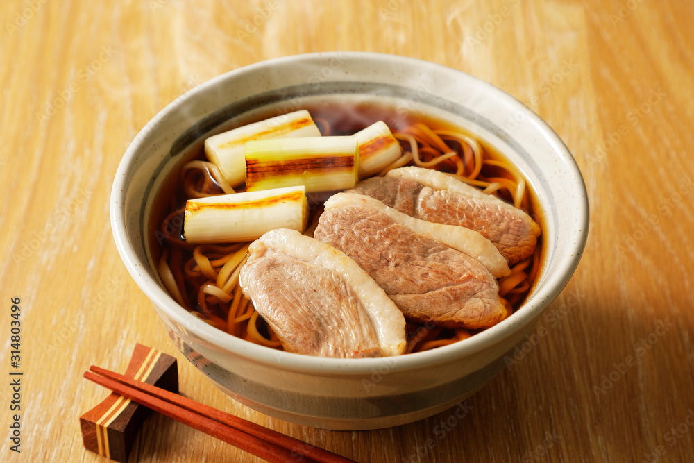 Fototapeta premium 鴨南蛮そば Soba noodles in a hot soup with duck and green onions
