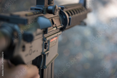 Schilderij op canvas Hand holding M16 gun