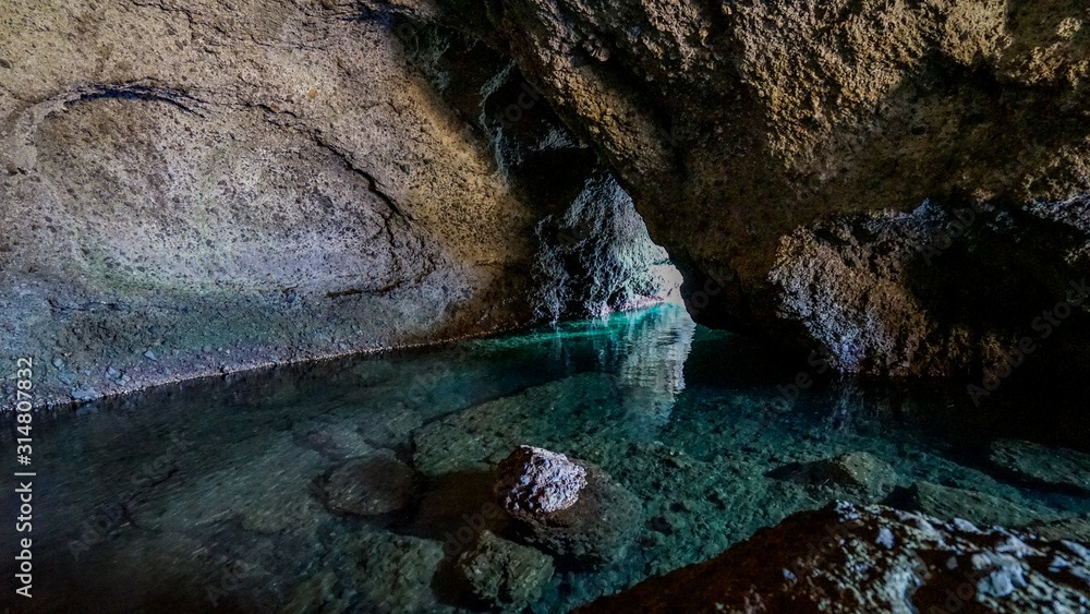 佐渡の青の洞窟といわれる琴浦の洞窟