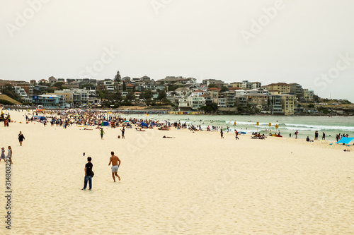 Canvas Print Tourists at the Bondi Beach in Sydney, Australia