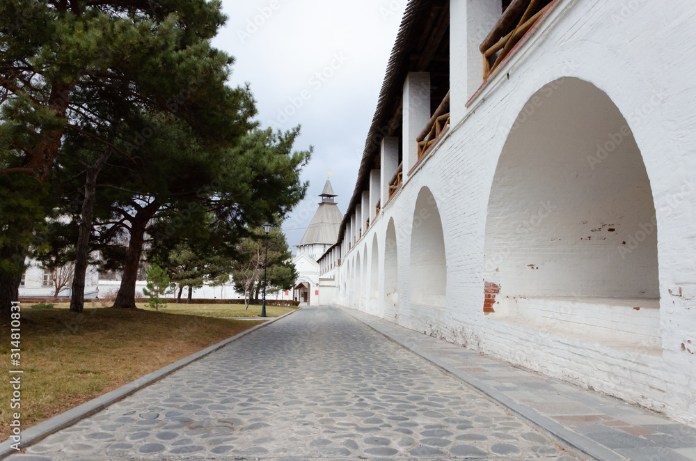 Obraz premium White stone wall of the Astrakhan Kremlin