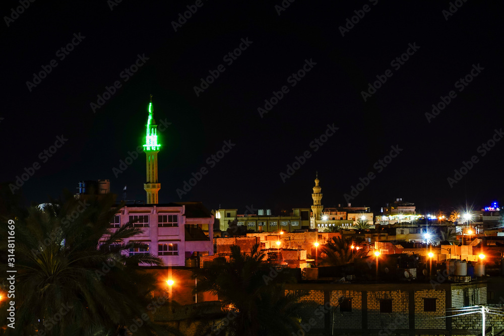 Obraz premium Siwa Oasis, Egypt The Siwa skyline and mosque at night.