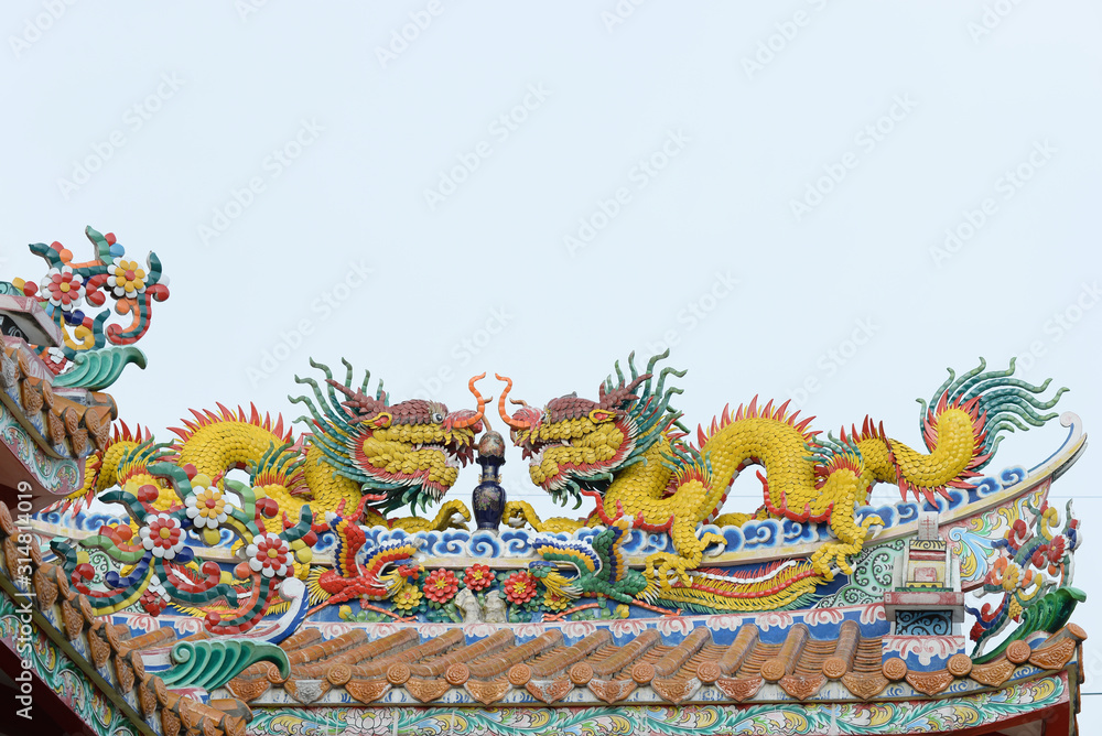 Fototapeta premium chinese dragon statue on the roof of temple 