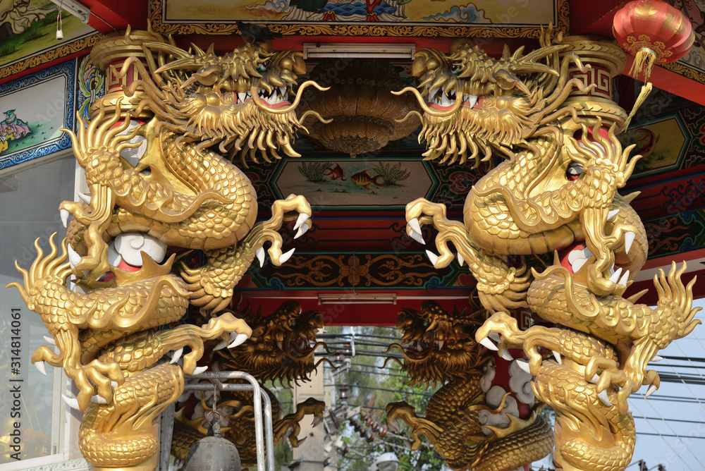 Fototapeta premium dragon statue in chinese temple 