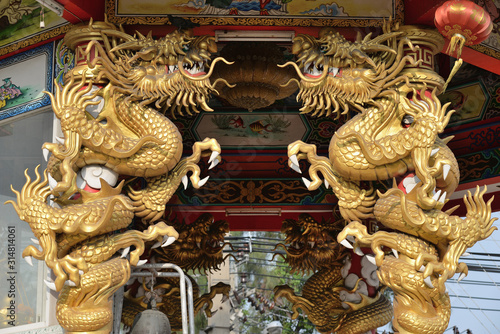 dragon statue in chinese temple 