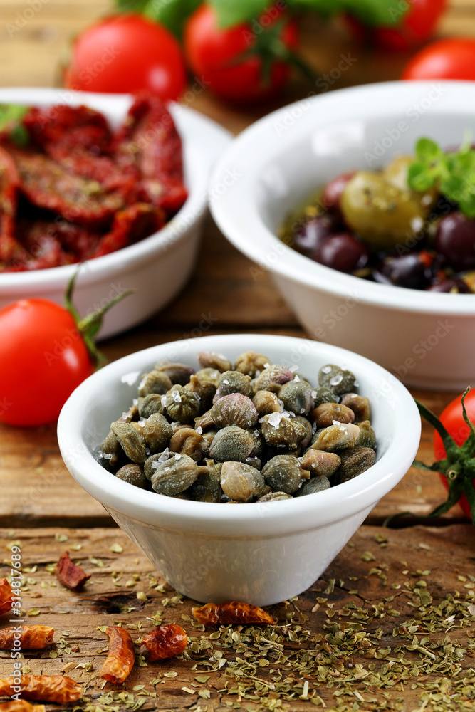 cibo mediterraneo spunti con acciughe pomodori secchi olive sfondo rustico cibo mediterraneo spunti con acciughe pomodori secchi olive sfondo rustico