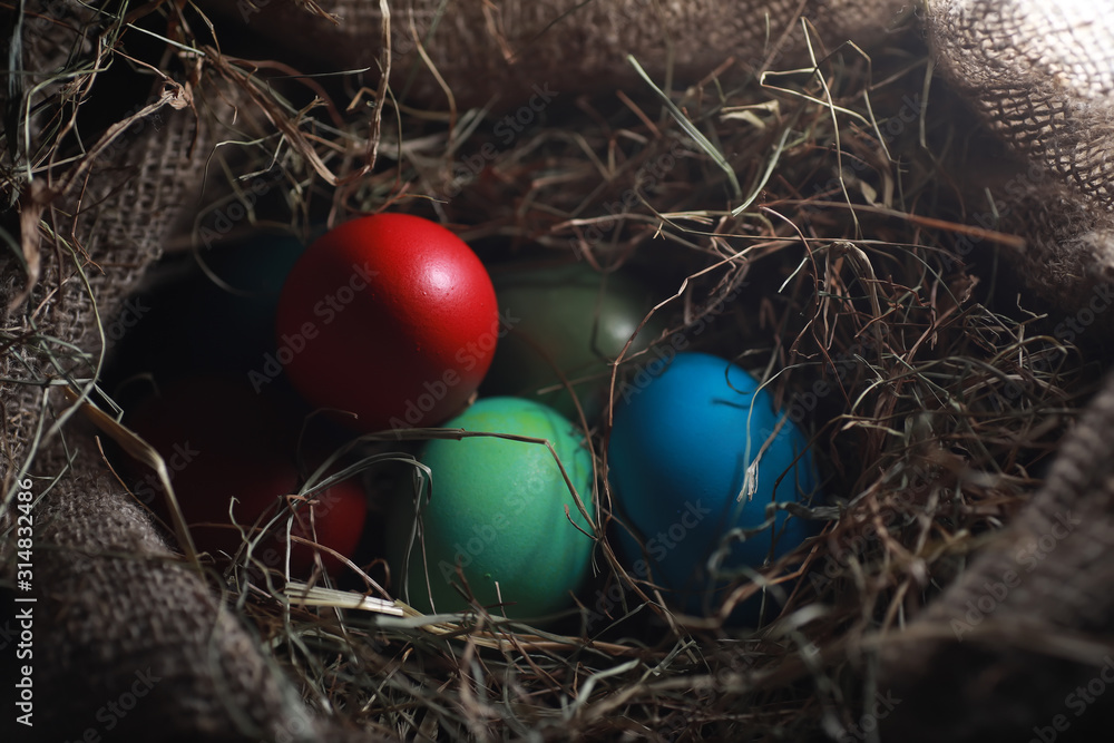 Obraz premium Easter painted eggs on burlap