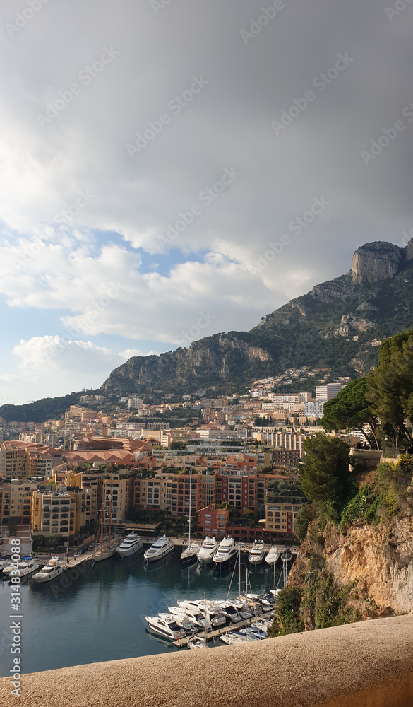 Monaco - Blick vom Jardin Sainte-Barbe auf den Yachthafen von Fontvieille