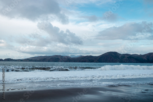 Wellen brechen am Strand 
