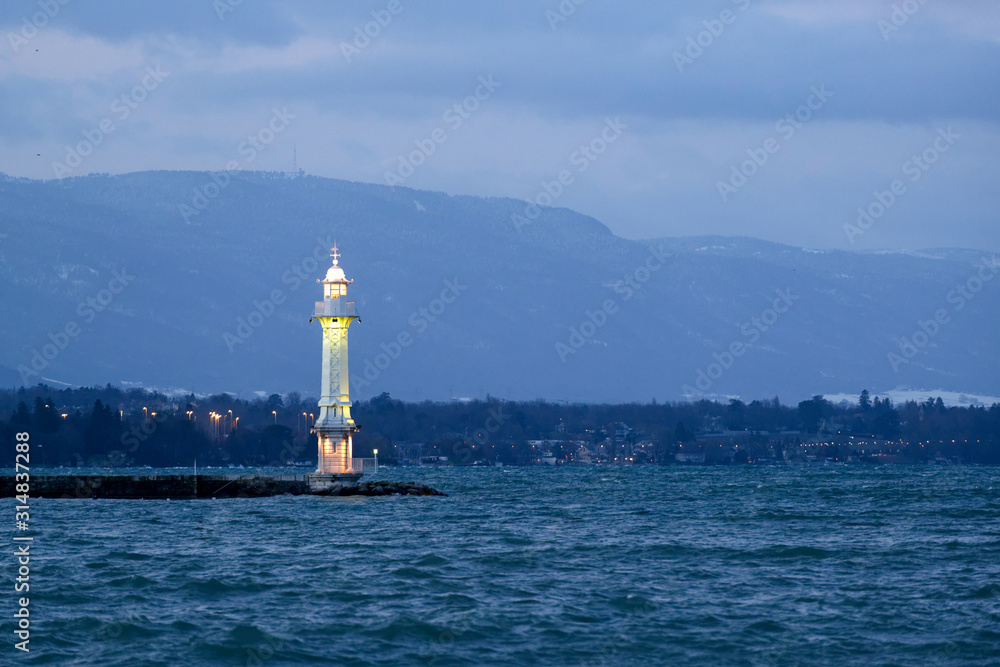 La phare du port de Genève au crépuscule