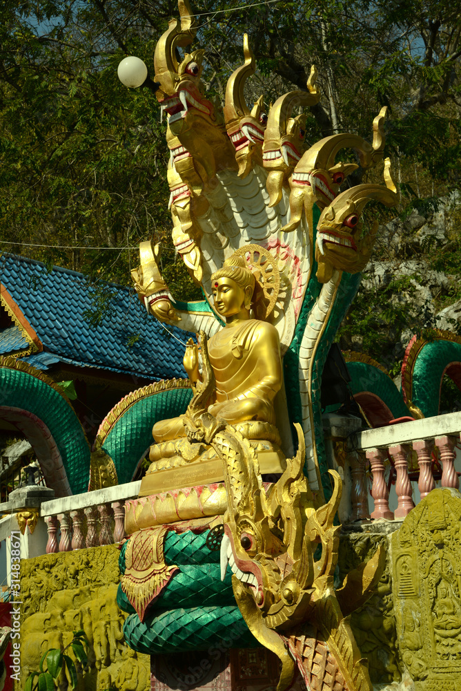 Fototapeta premium Buddhistische Tempel, Felsentempel in Thailand