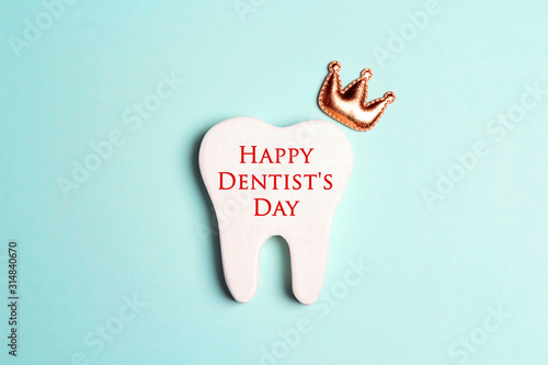 Φωτογραφία Happy Dentist's Day concept with tooth in the crown.
