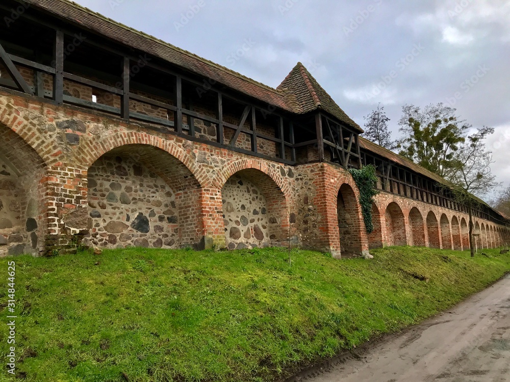 Fototapeta premium Alte Stadtmauer in Zerbst (Sachsen-Anhalt)