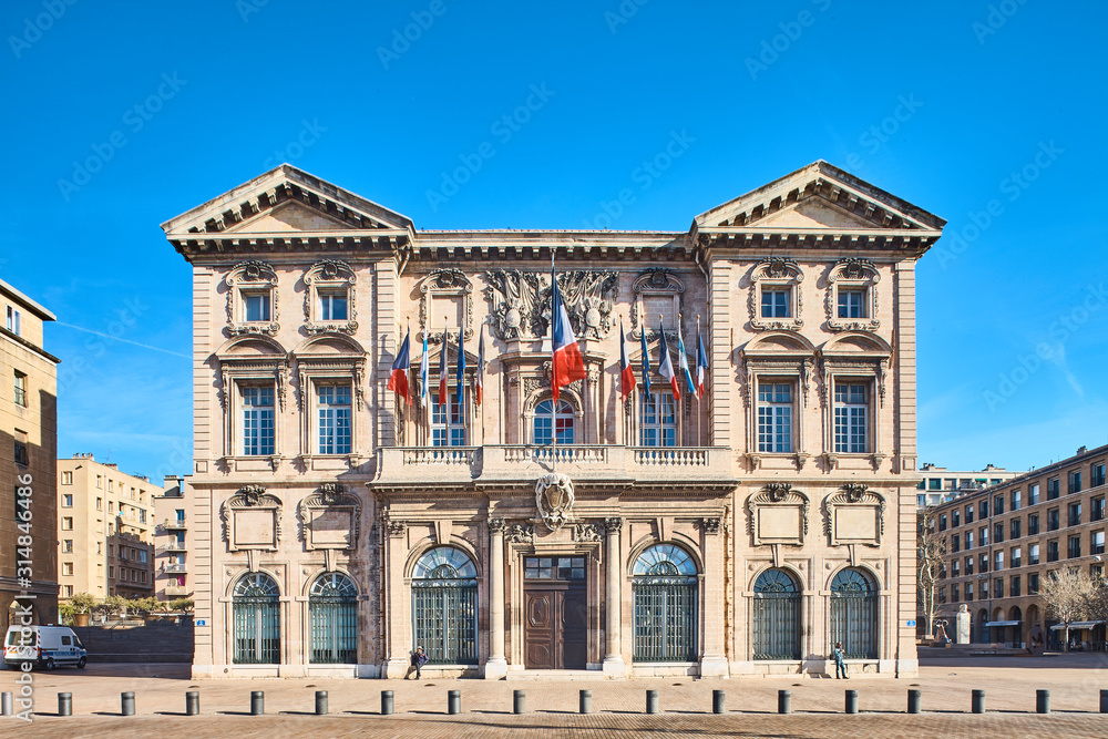 Obraz premium Marseille City Hall Facade in Vieux-Port, Clear Day Architecture