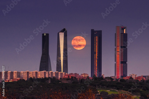 Luna contaminación sobre las cuatro torres de Madrid 