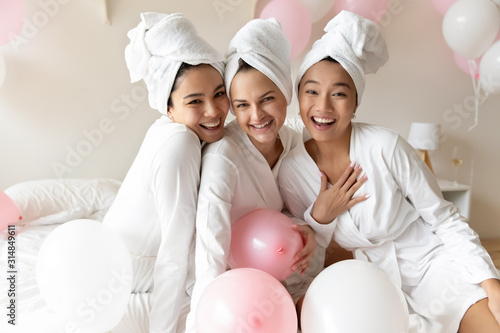 Photo Overjoyed diverse girls have fun celebrating hen party