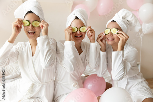 Konstfotografi Overjoyed multiracial girls have fun making beauty procedures at party