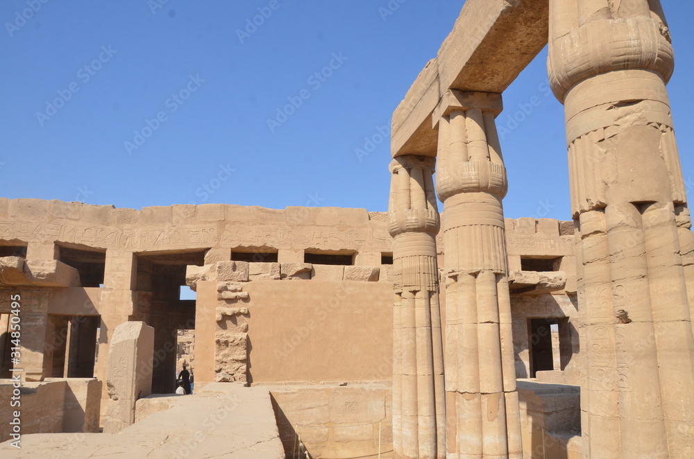  Travel tour group wanders through Karnak Temple. Beautiful Egyptian landmark with hieroglyphics, decayed temples, obelisks, towers, and other buildings. Luxor, Egypt