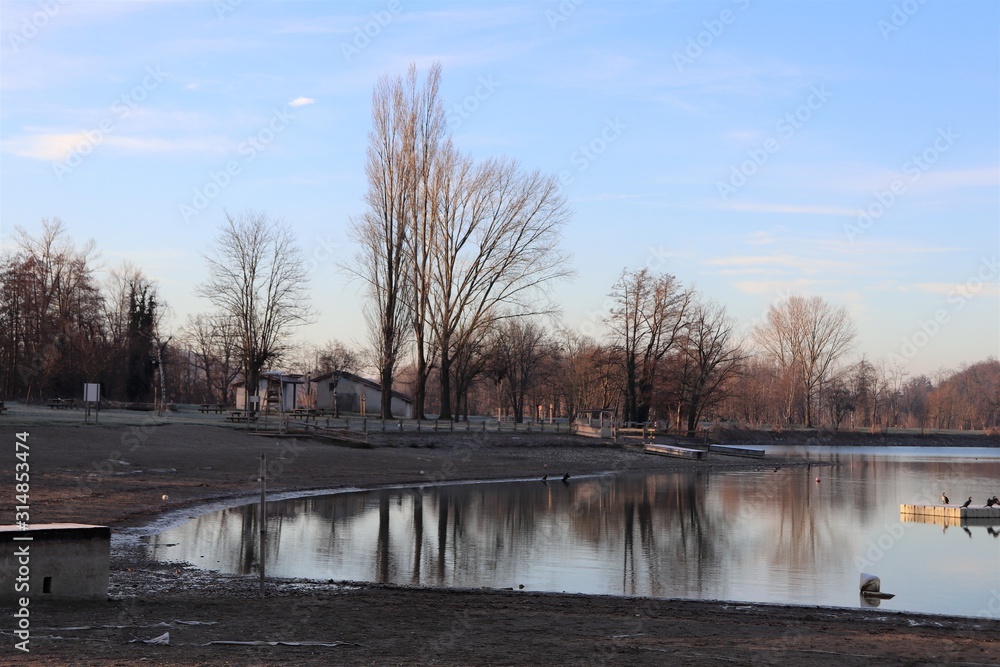 Le lac de Champos dans la commune de Saint Donat sur l'Herbasse - Département de la Drôme - France Le lac de Champos dans la commune de Saint Donat sur l'Herbasse - Département de la Drôme - France