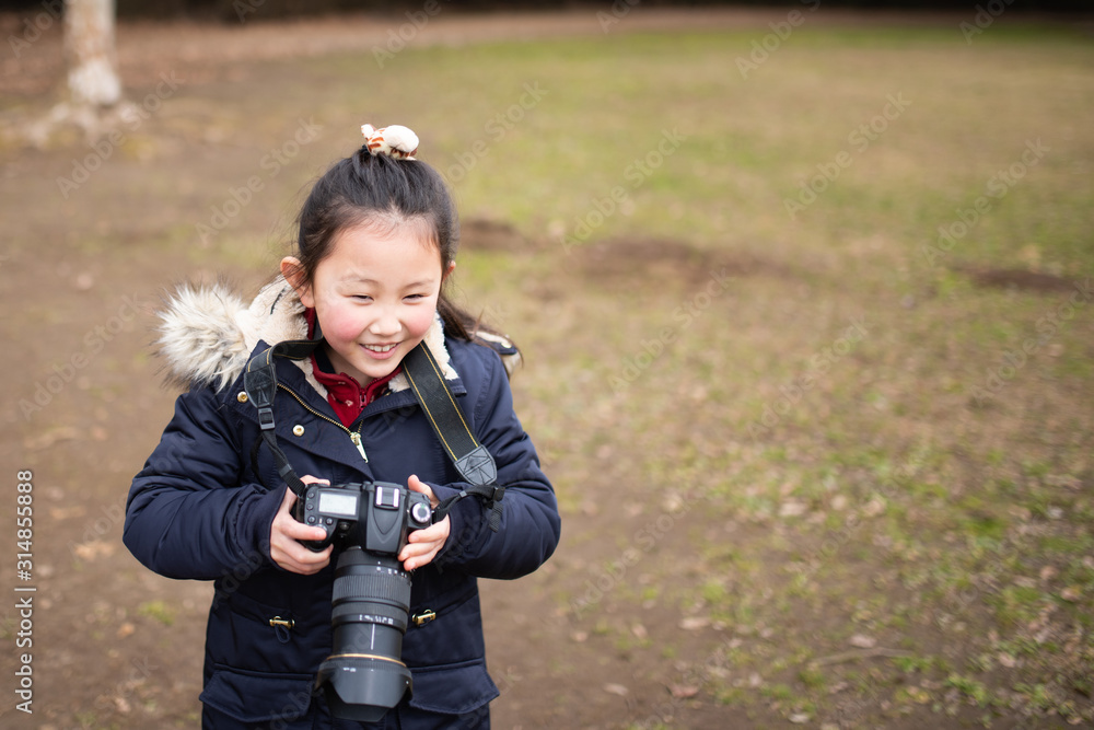 一眼レフカメラで写真を撮影する女の子 Stock 사진 Adobe Stock