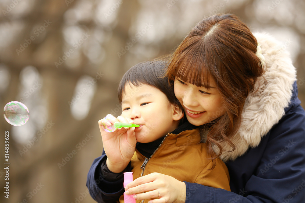 シャボン玉で遊ぶ親子