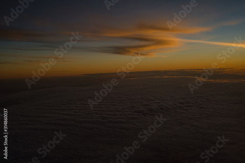   ber den Wolken Sonnenuntergang aus dem Flugzeug