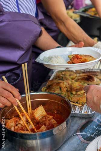 Zubereitung und Essensausgabe an asiatischen Imbissstand photo