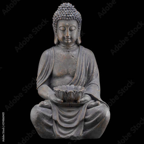 Sitzende Buddha-Skulptur aus Bronze mit Schale freigestellt auf schwarzen Hintergrund mit Platz für Text