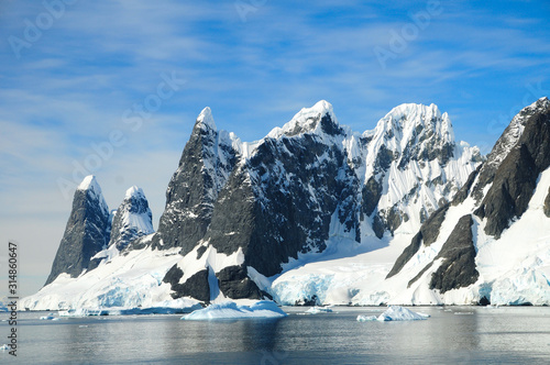 schwarze Bergspitzen im Schnee photo