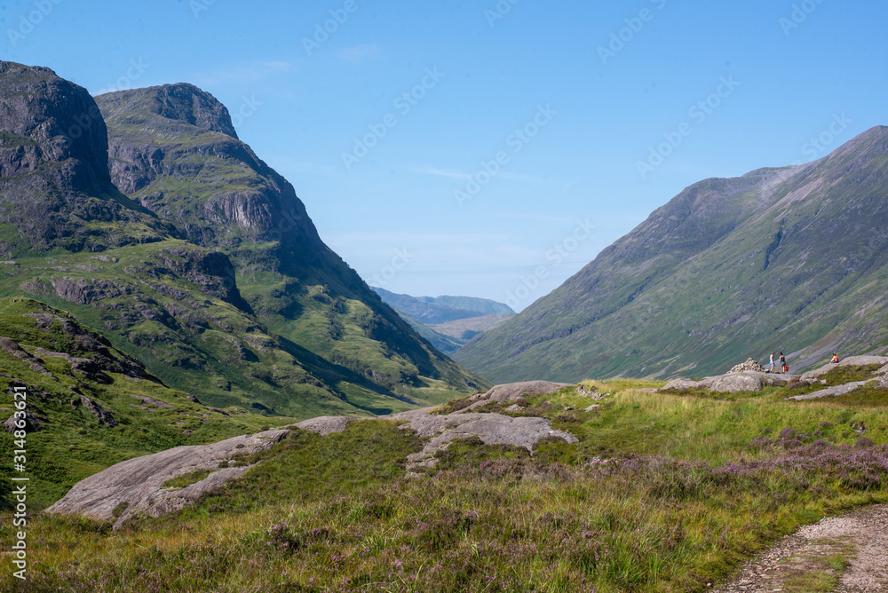 Natura selvaggia tra le montagne in Scozia