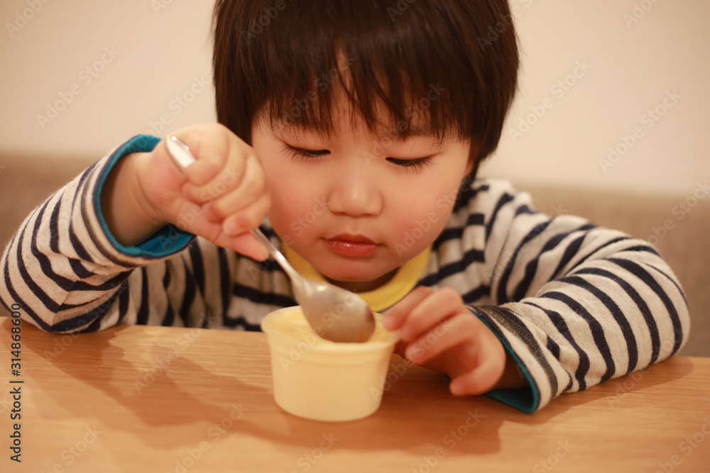 アイスを食べる男の子 アイスを食べる男の子